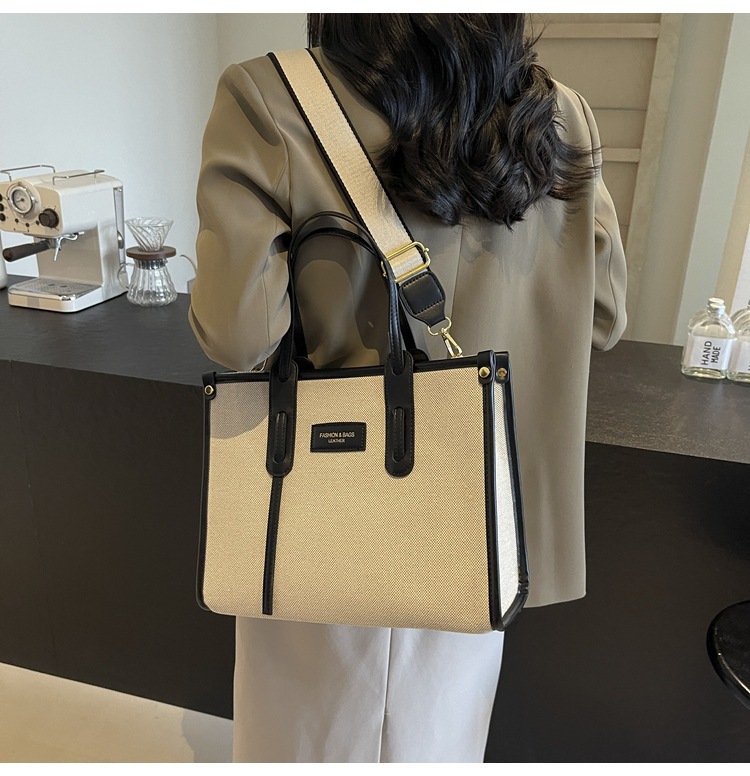 A new 2024 popular and versatile crossbody bag for women's commuting, a stylish tote bag undefined