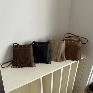 2026夏季新款小众复古麂皮绒轻便包百搭斜挎手机包流苏包批发女包