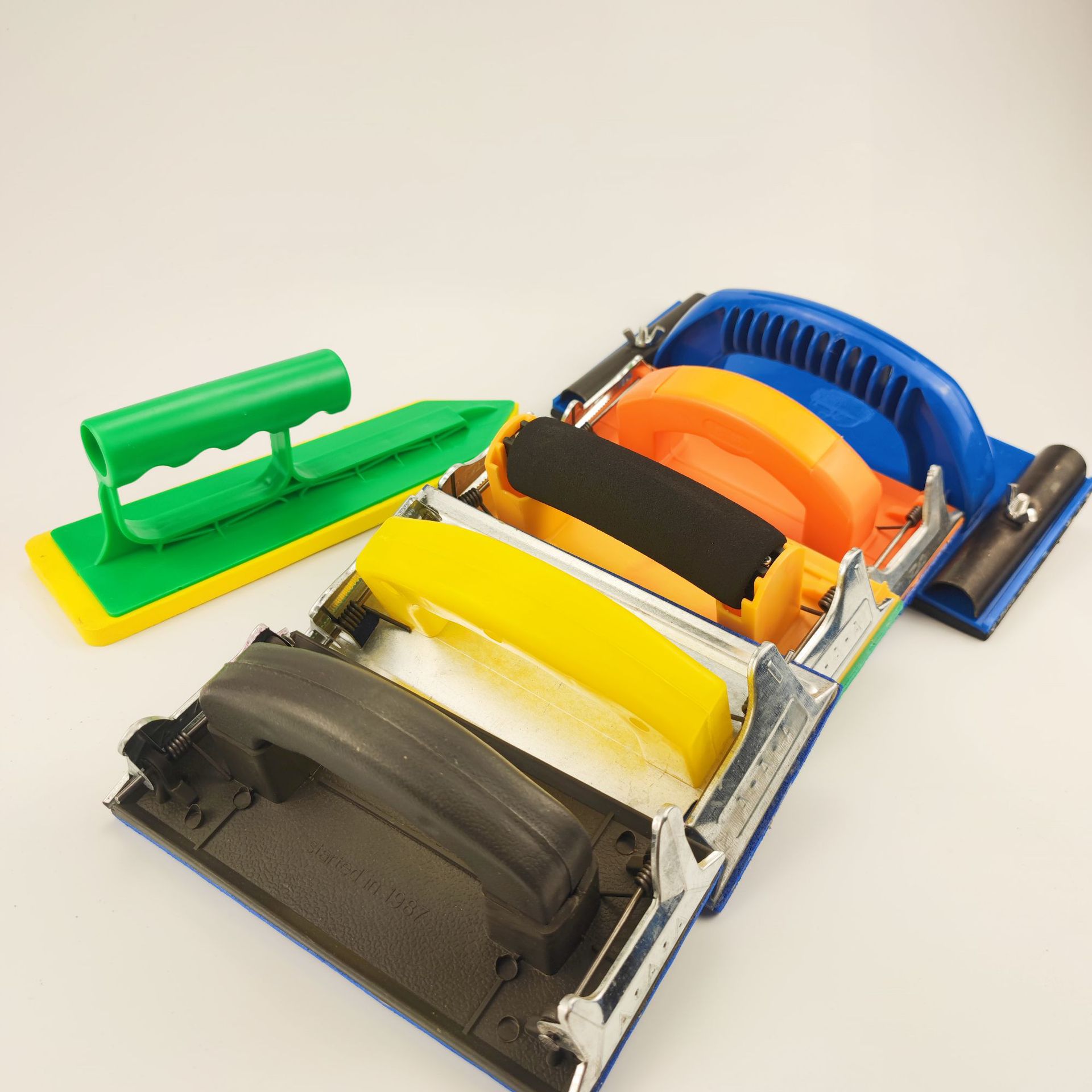 装修手柄砂纸架塑料铁砂架打磨砂纸墙面打磨塑料砂纸铁板砂纸架