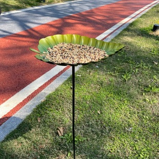Cross-border new wrought iron leaves bird feeder outdoor courtyard bird feeder bird tub decorative plug-in metal crafts