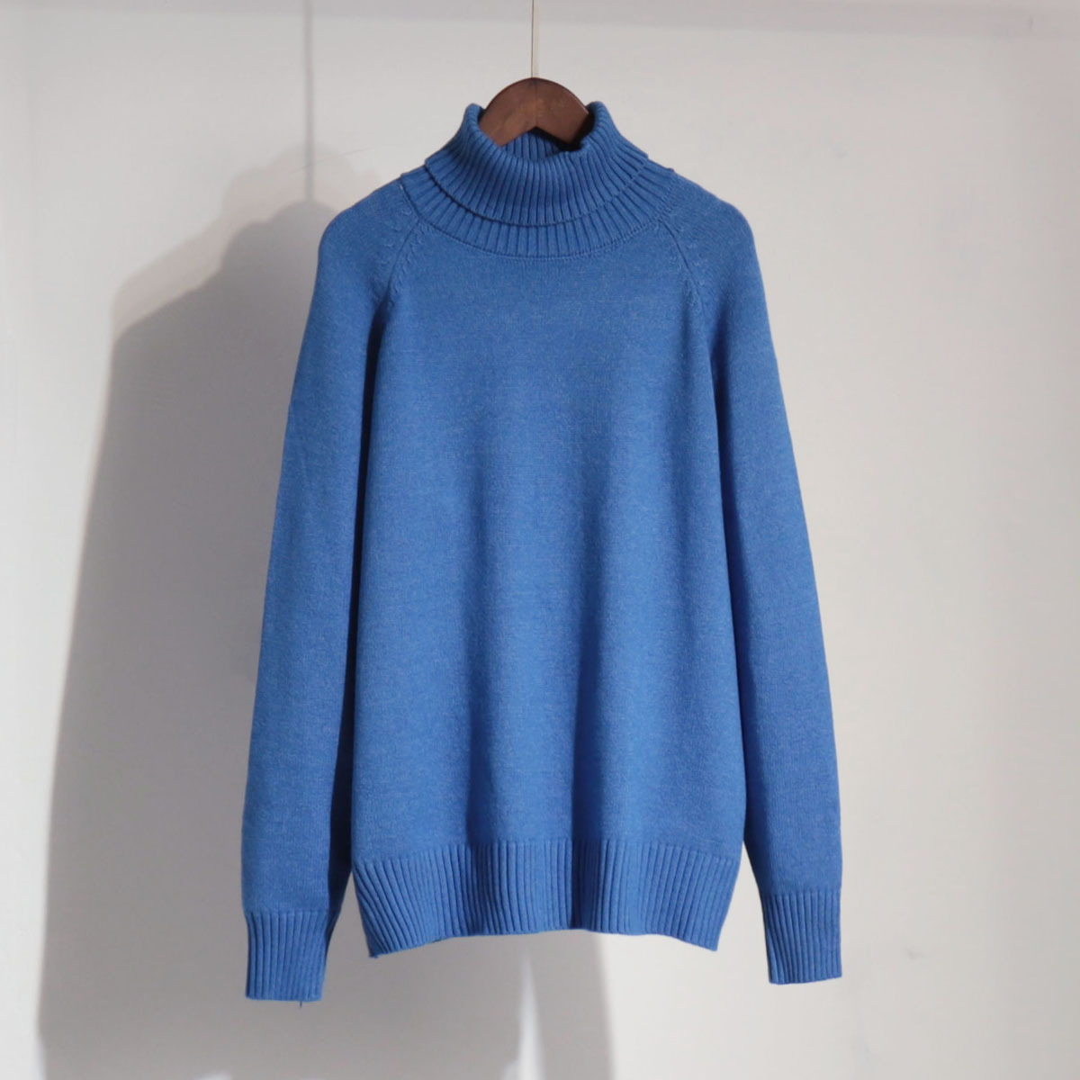 Suéter de cuello alto estilo europeo y americano, otoño-invierno 2025, elegante, versátil, de color liso, con manga raglán, diseño para mujer, longitud media. image 13