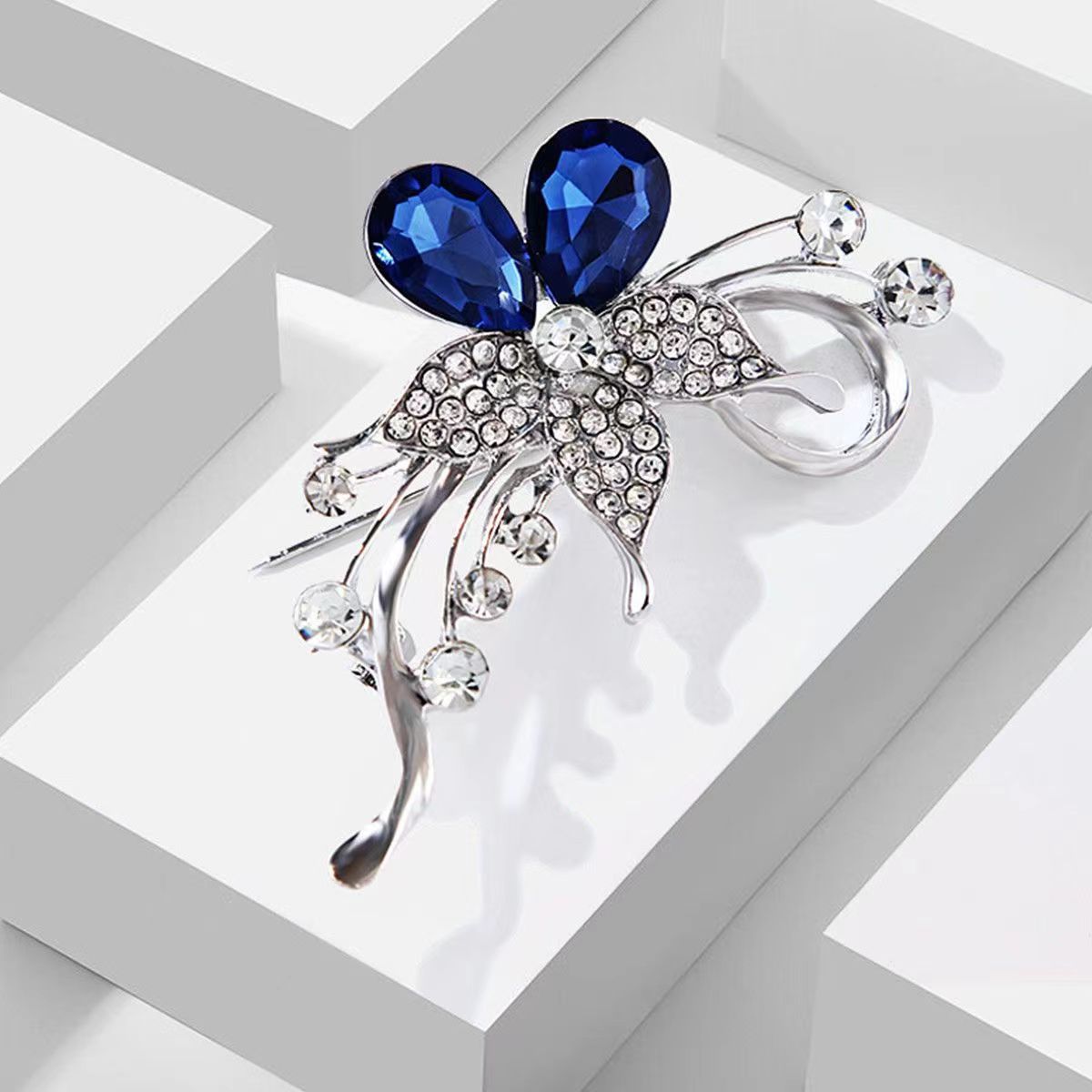 Broche de luxe en cristal léger haut de gamme pour femme, simple et tendance, accessoire de mode, broche en perles en gros_voghion.com