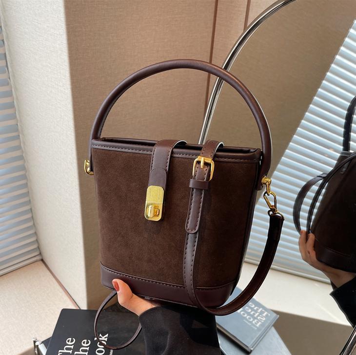 Nicho coreano de diseño simple bolso de cubo de mano mujer 2024 nuevo estilo de moda universal bolso de hombro bolso de moda
