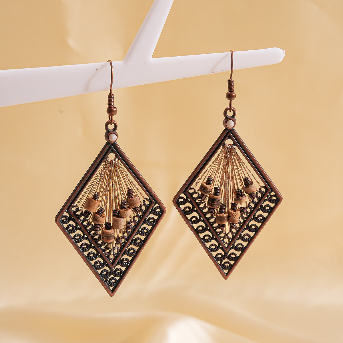 Europa y los Estados Unidos de la nación de estilo cuentas hueco diamante gancho de orejas Merlard retro hacer viejos aretes de nicho de alta calidad para mujeres