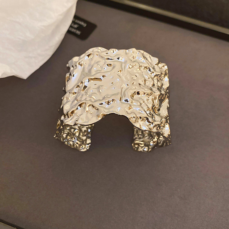 Exaggerated European American Style Metal Geometric Circular Pattern Open Light Luxury High-end Fashion Bracelet,_voghion.com