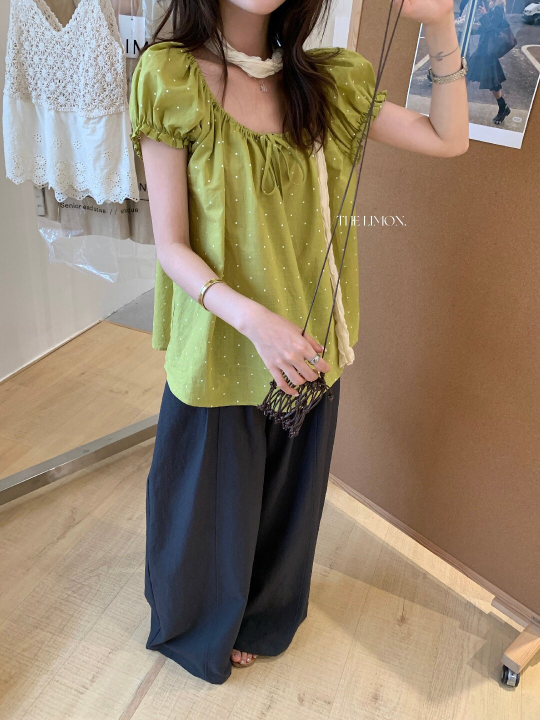 Áo sơ mi nữ tay bồng chấm bi phong cách Nhật, cổ dây rút, dáng suông trẻ trung — màu đen, màu trắng, xanh lá cây chi tiết 32