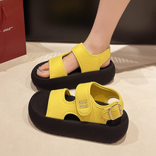 超火软底不累脚休闲沙滩罗马鞋女夏外穿2025年新款厚底魔术贴凉鞋