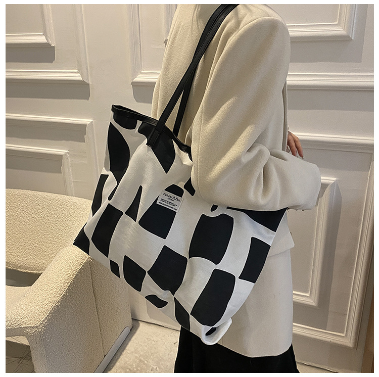 Women's Bag Fashionable Korean Style Ins Shoulder Underarm Bag Fashionable Small Fresh Wear Match 2021 Autumn Personality Underarm Bag display picture 1