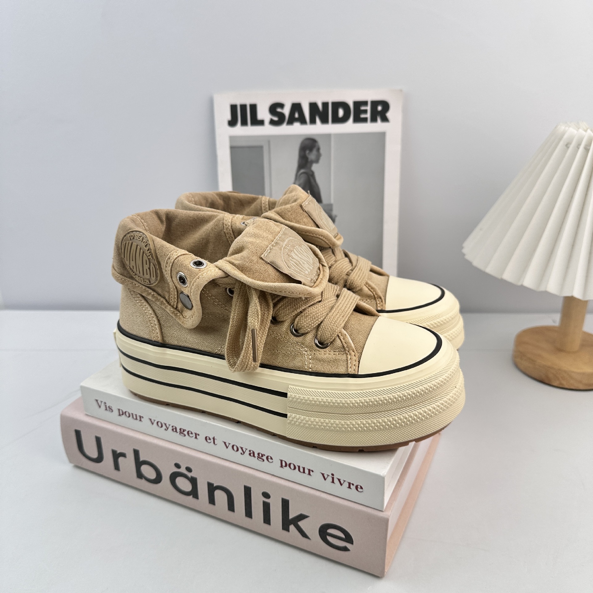 Zapatos de lona de alto impacto de fondo grueso de ondas distantes para mujeres 2025 otoño estudiantes nuevos zapatos blancos generales coreanos zapatos de tablero de retrato