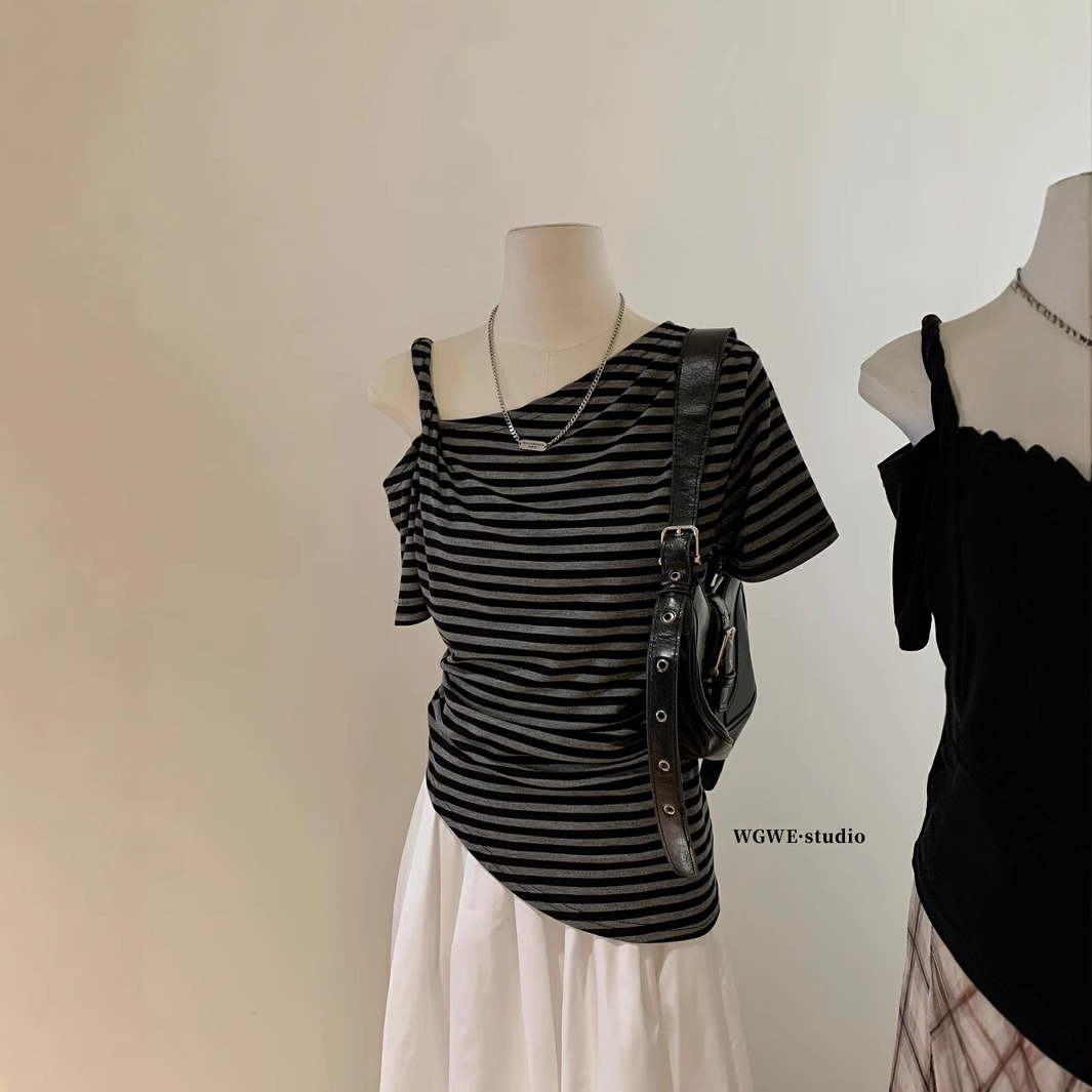 WGWE Camiseta coreana de manga corta Xia retorcido hombro inclinado cuello de una palabra método de uso múltiple diseño sentido camiseta de papel W5779