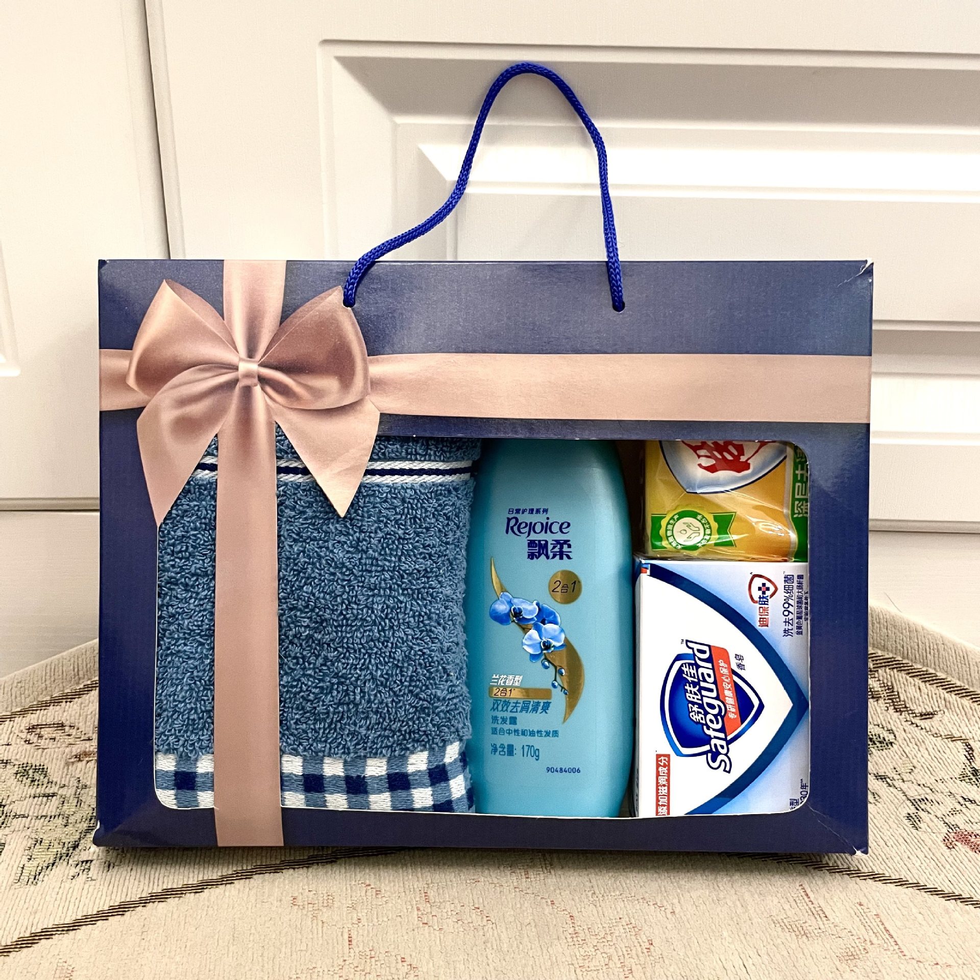 수건 + 샴푸 + 비누 + 세탁비누