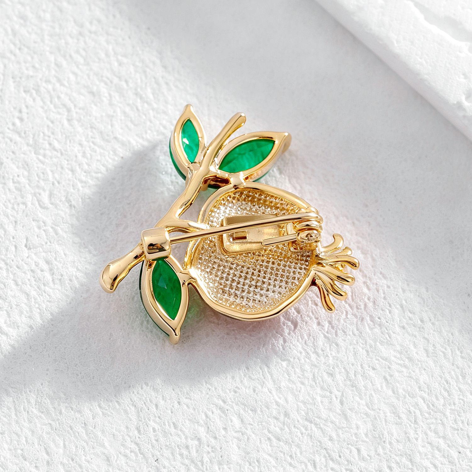 New stylish and simple enamel copper brooch with diamond garnet, anti-slip, elegant and fresh, suitable for suits and shirts