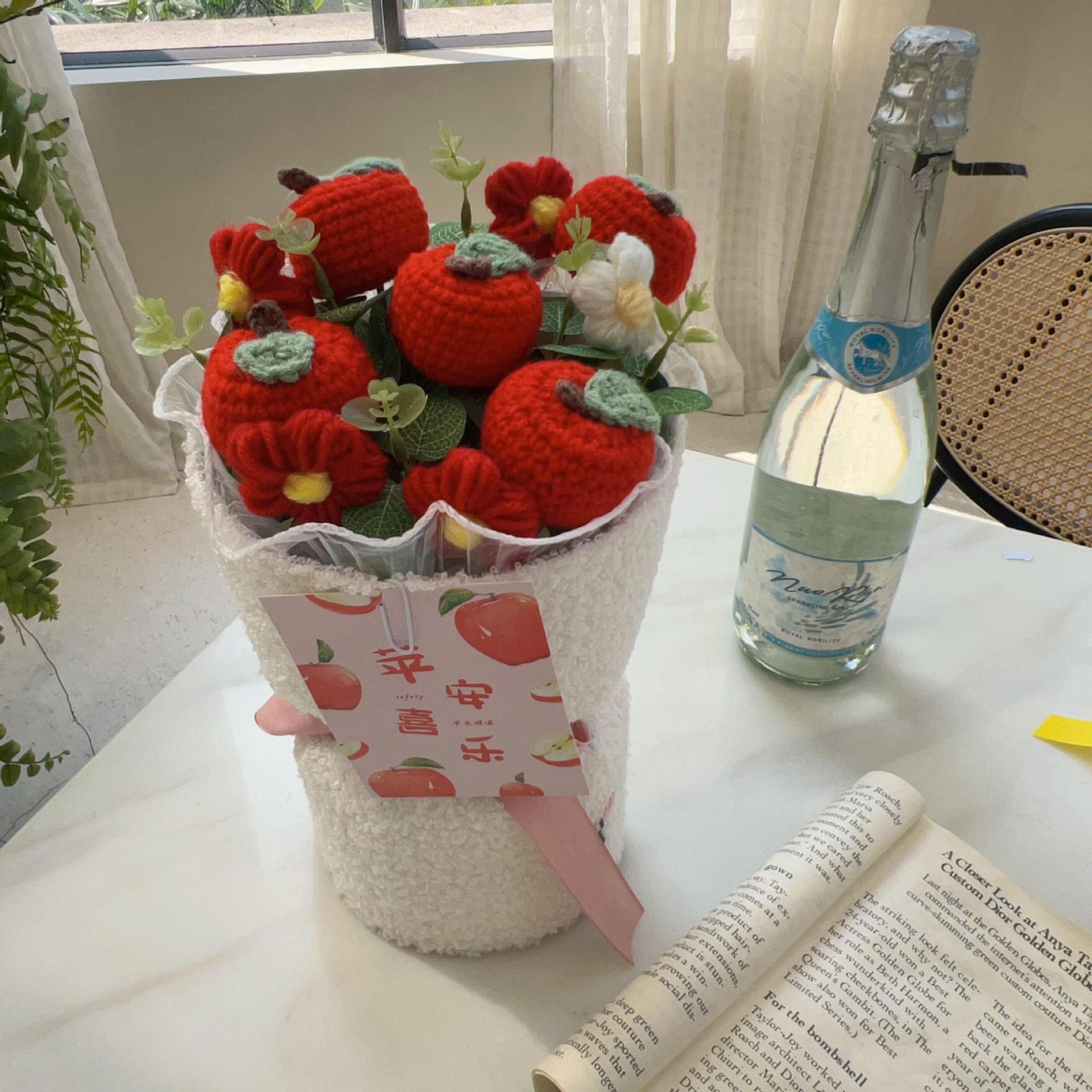 Regalo del día de la madre Ramo de fruta de fresa de lana tejida a mano Regalo de cumpleaños para niñas Flor de graduación de girasol