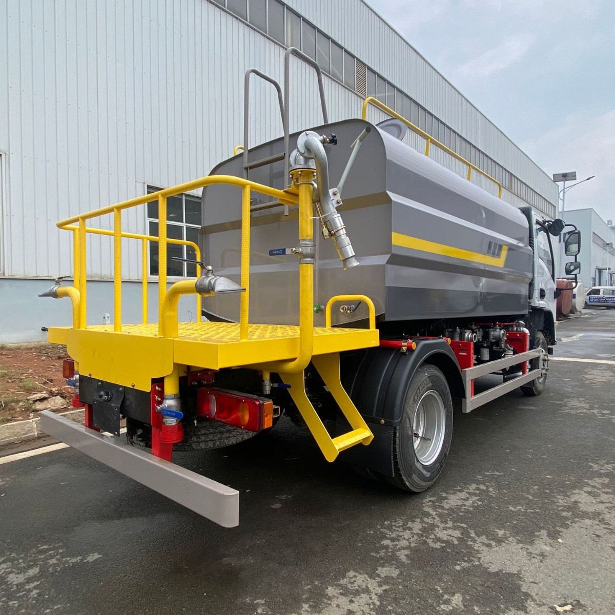 随州5.6吨东风小型洒水车 蓝牌 高压喷雾洒水路面养护车厂家