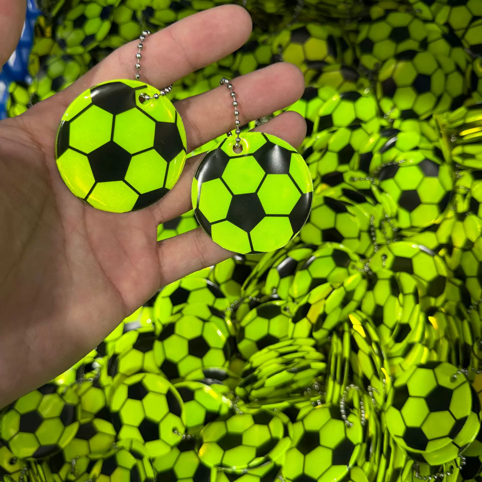 足球反光挂件世界杯运动田径体育发光钥匙扣书包背包挂饰挂链饰品