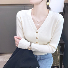 2025年春装新款小众设计感金扣v领针织长袖早秋女薄款打底衫上衣