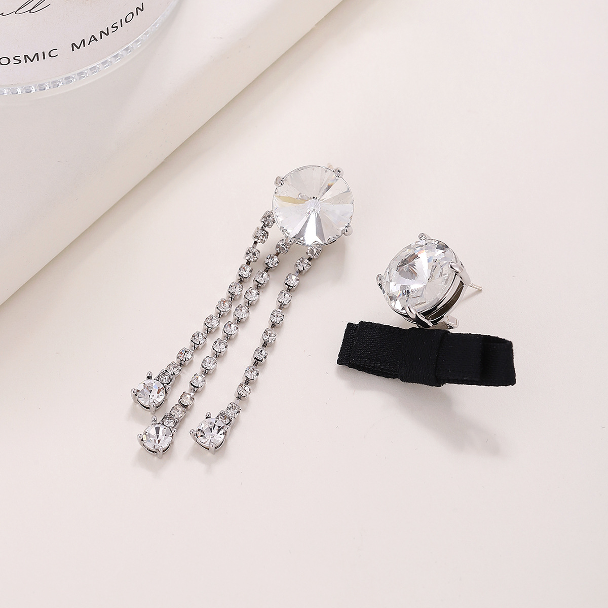 Nuevo Yu Shuxin mismo estilo pendientes hechos a mano negro arco asimétrico pendientes largos pendientes de diamantes de imitación para las mujeres