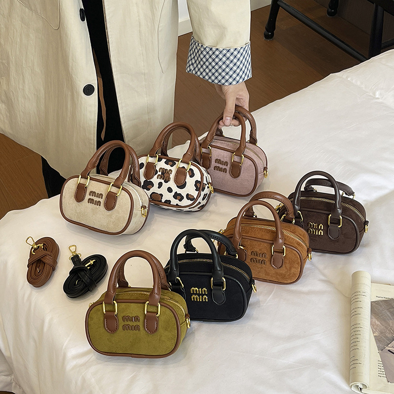Shoulder bag 2026 cross-border new model light luxury niche mini children's handbag retro commuter crossbody small bag for women