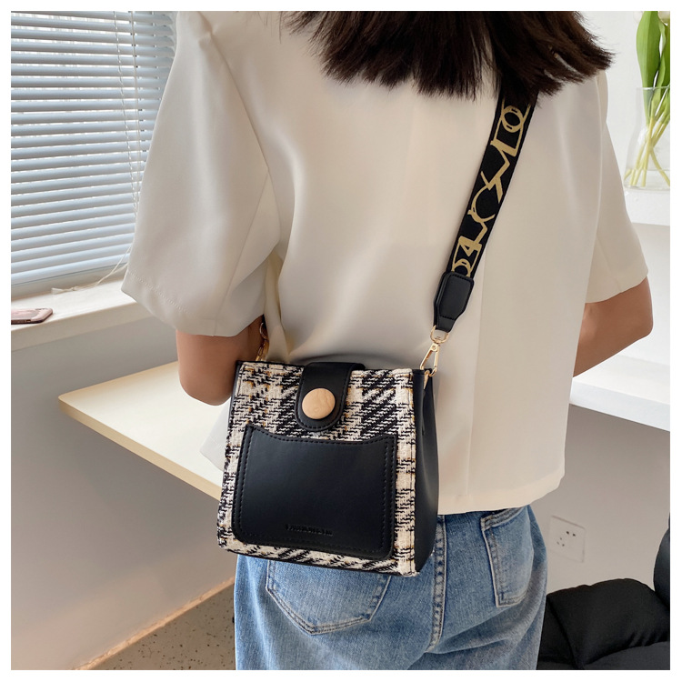 Ins Retro Small Bags Women's 2021 Popular New Fashion Plaid Crossbody Bag All-matching One-shoulder Bucket Women's Bag display picture 3