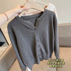 春と秋の薄いニットのカーディガンの女性の韓国版の丸首のゆったりしている短いタイプの外はセーターの上着を掛けます。