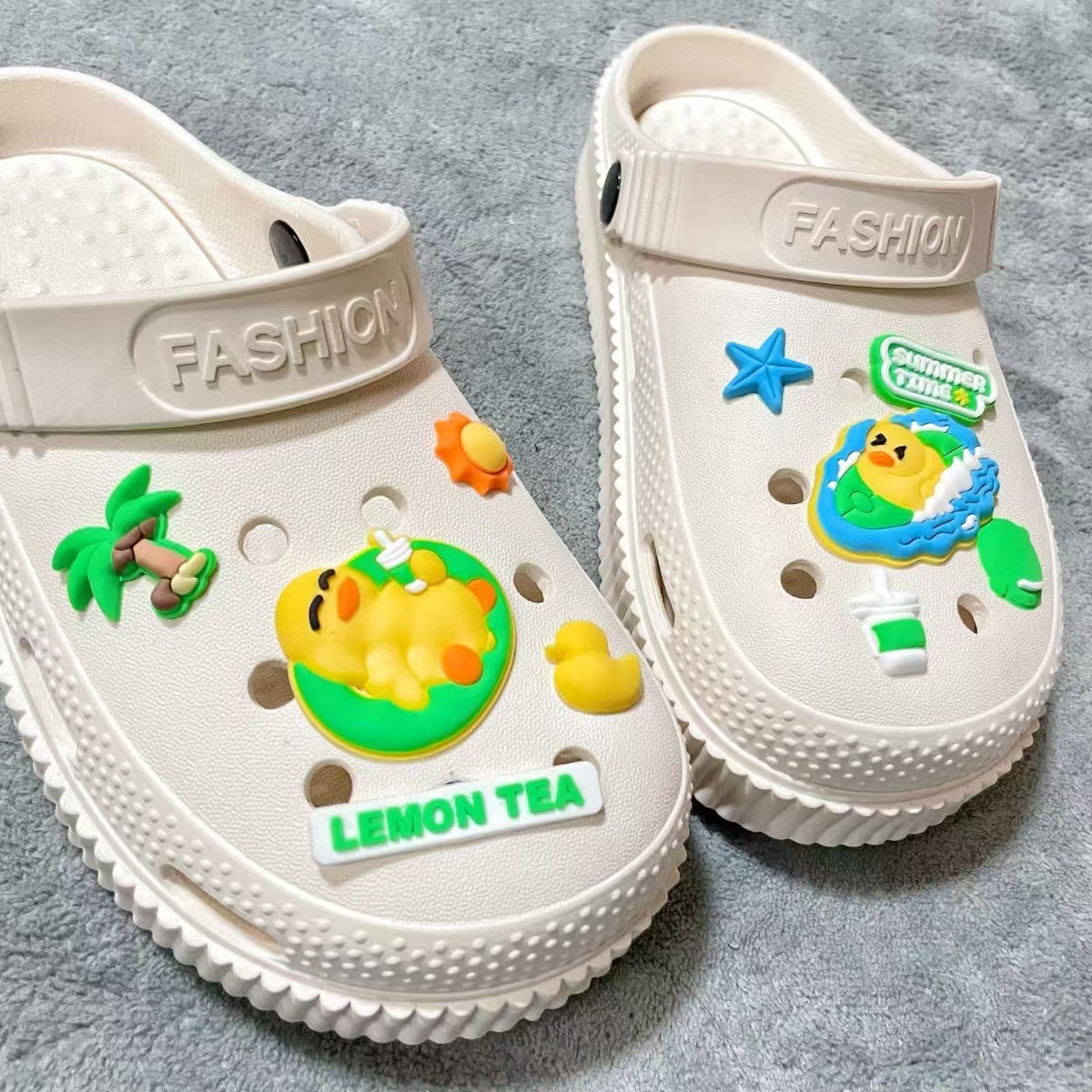 수영하는 오리.