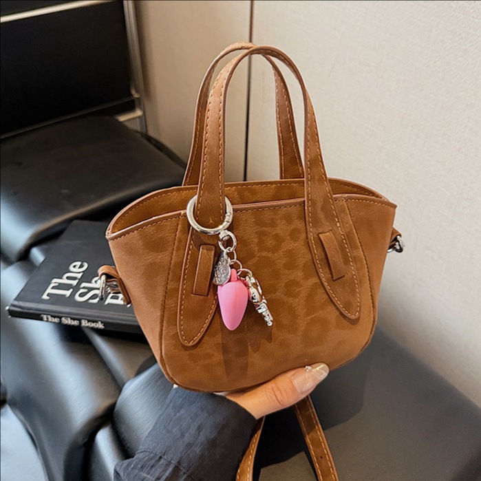 Retro nicho leopardo bolso de cubo de mujer otoño invierno 2025 nuevo tipo de bolso de cestas de verduras de mano bolsa de hombro casual mochila moda