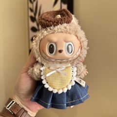 怪萌 Labubu 棕帽黄格纹围裙 搭牛仔裙 独特穿搭的潮玩公仔