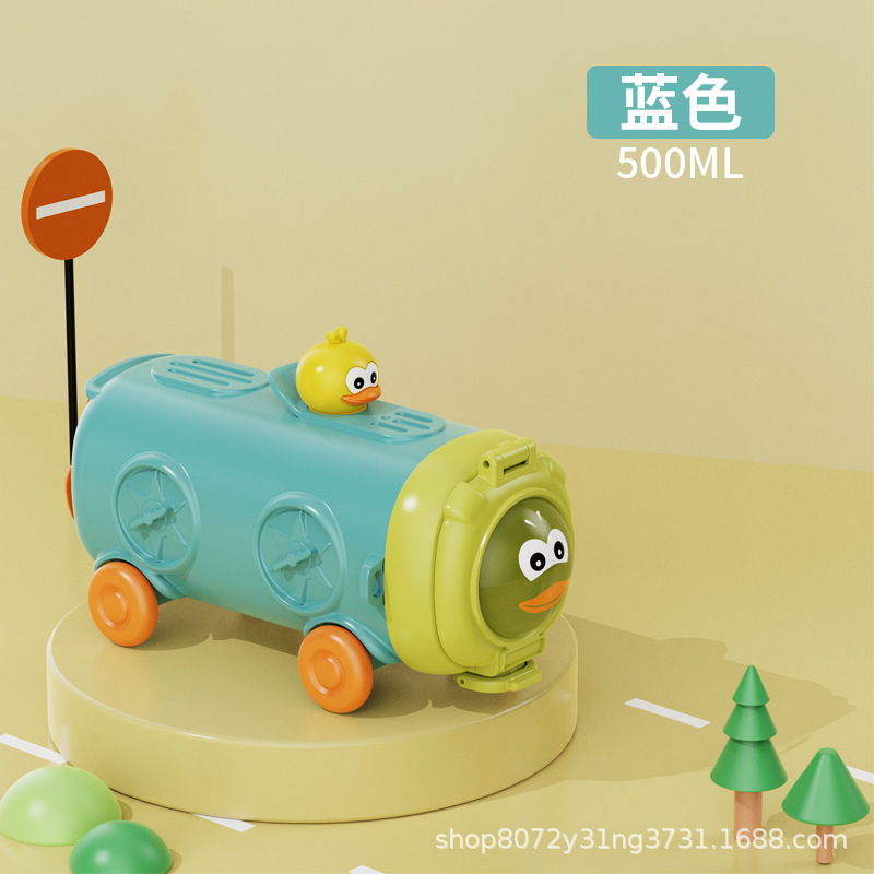 Botellas de agua de plástico para niños con diseño de pequeños trenes y automóviles, estilo Kawai, para estudiantes y deportes, incluye correa, venta al por mayor de fábrica.