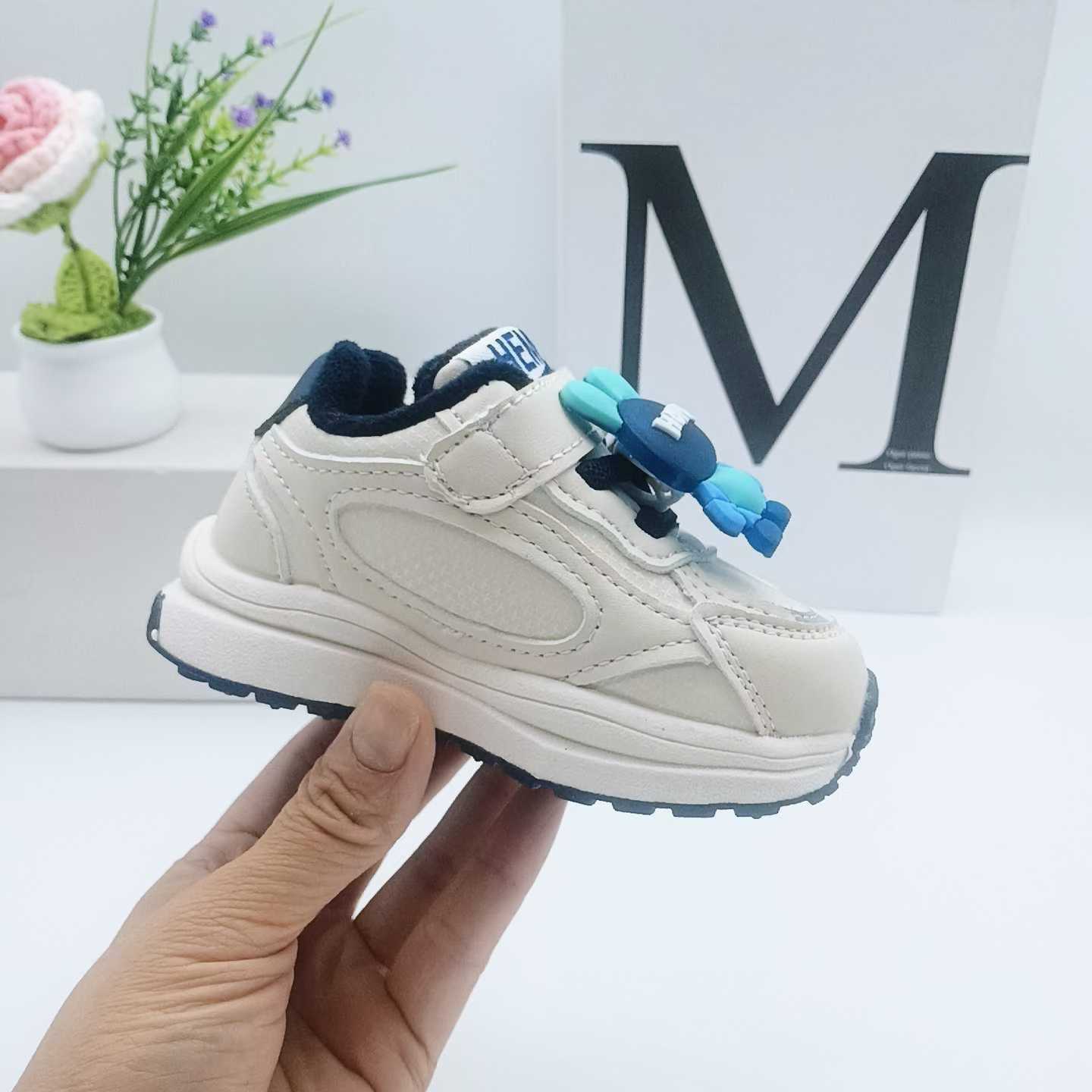 Zapatos infantiles de algodón de vello para niños y zapatos deportivos de invierno 2025 zapatos de algodón calientes para bebés