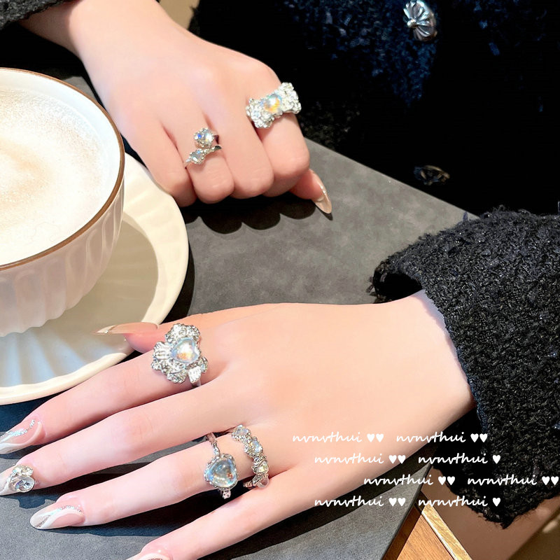 Ring with stone with bow with zircon