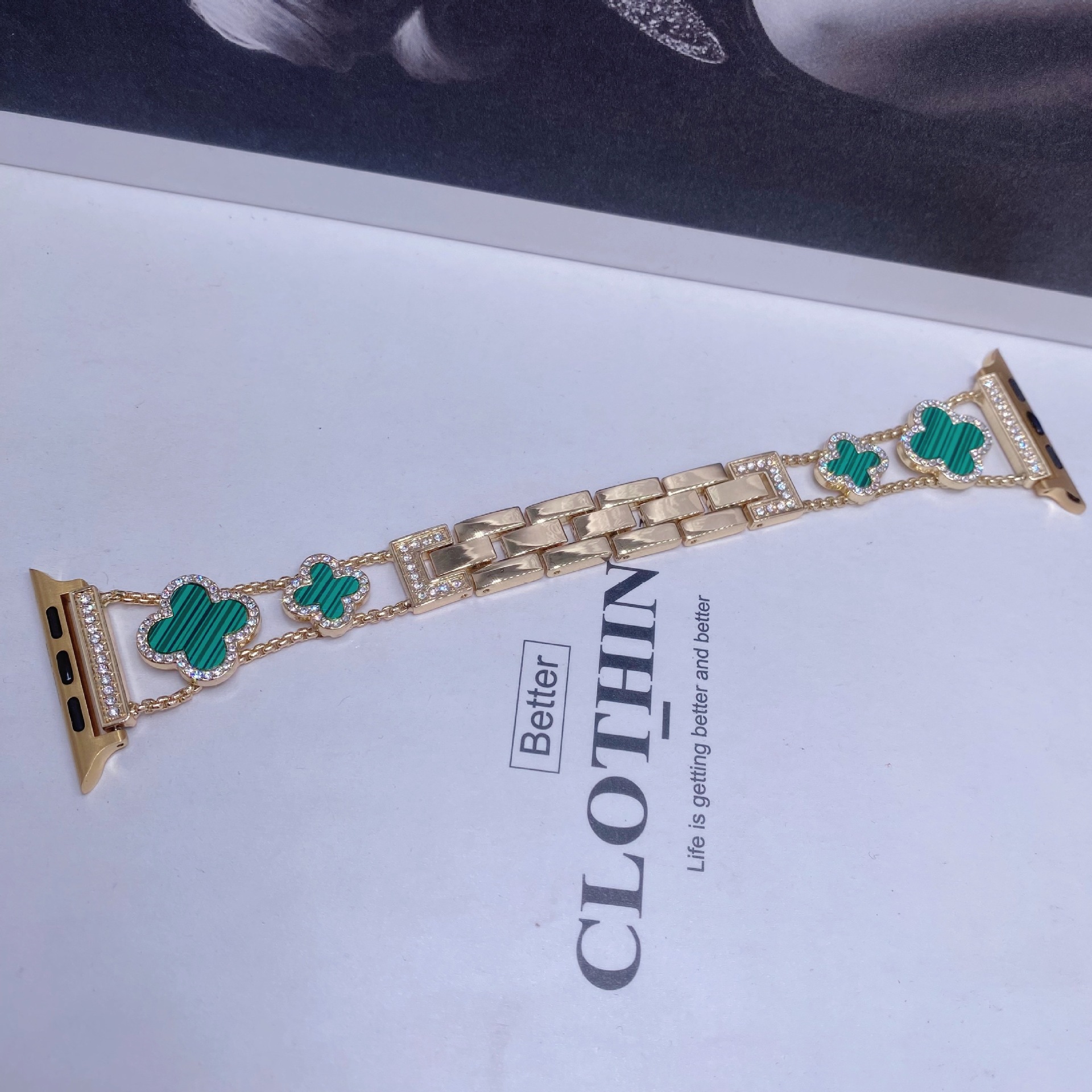 Apto para Apple Watch Apple Watch Correa de metal de trébol de cuatro hojas de diamantes de moda de SE1-10 generación