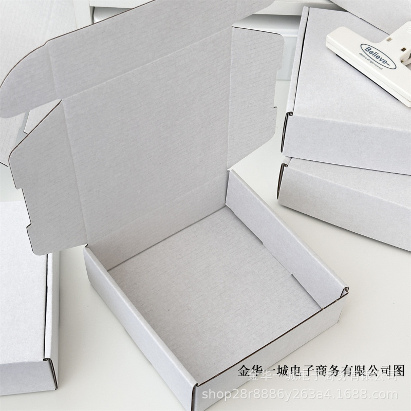 Ins白い正方形の飛行機の箱を厚くしてプレゼントを出します。|undefined