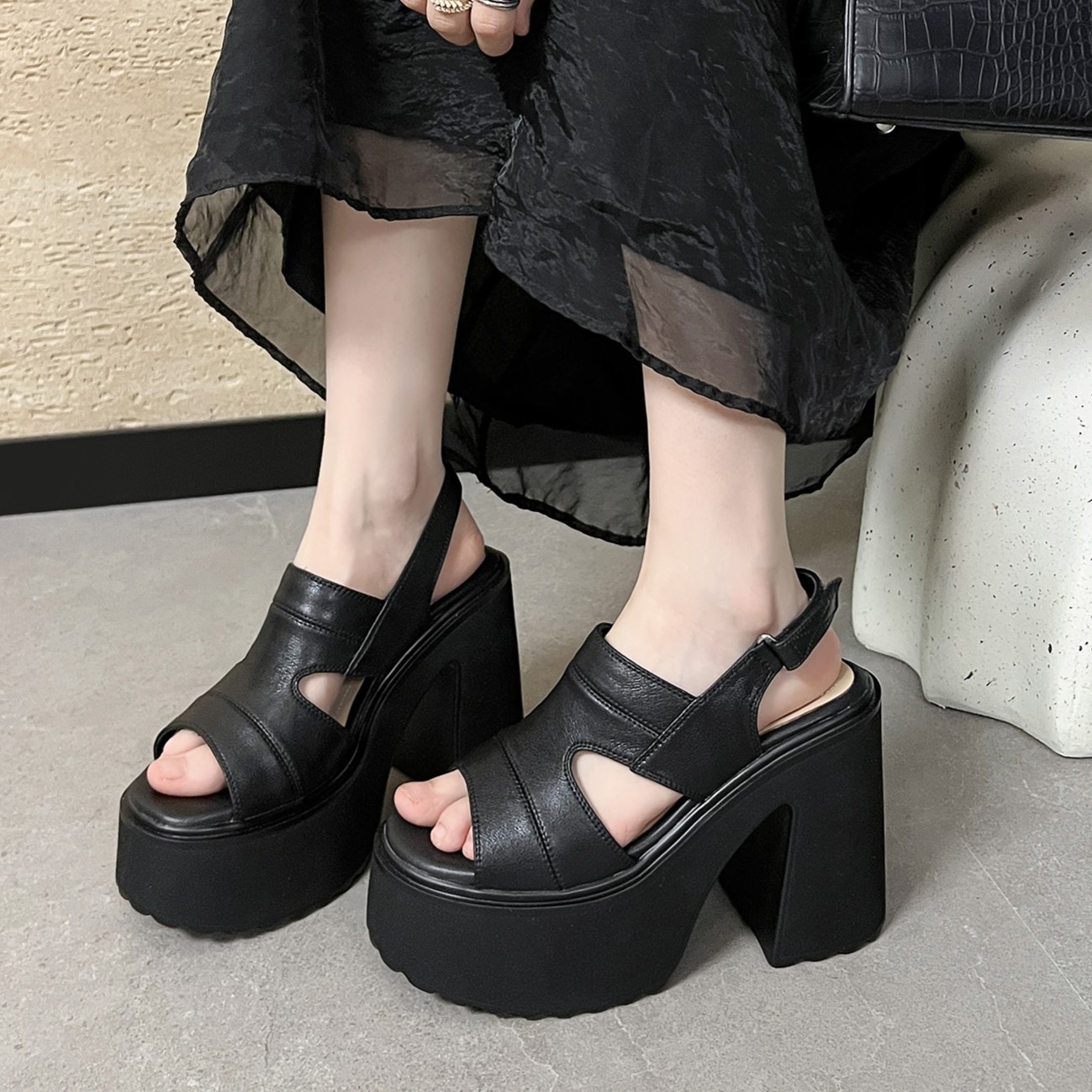 Sandal hở mũi nữ đế siêu dày 12cm quai ngang phong cách La Mã, khóa dán, gót vuông — màu đen, màu trắng ngà