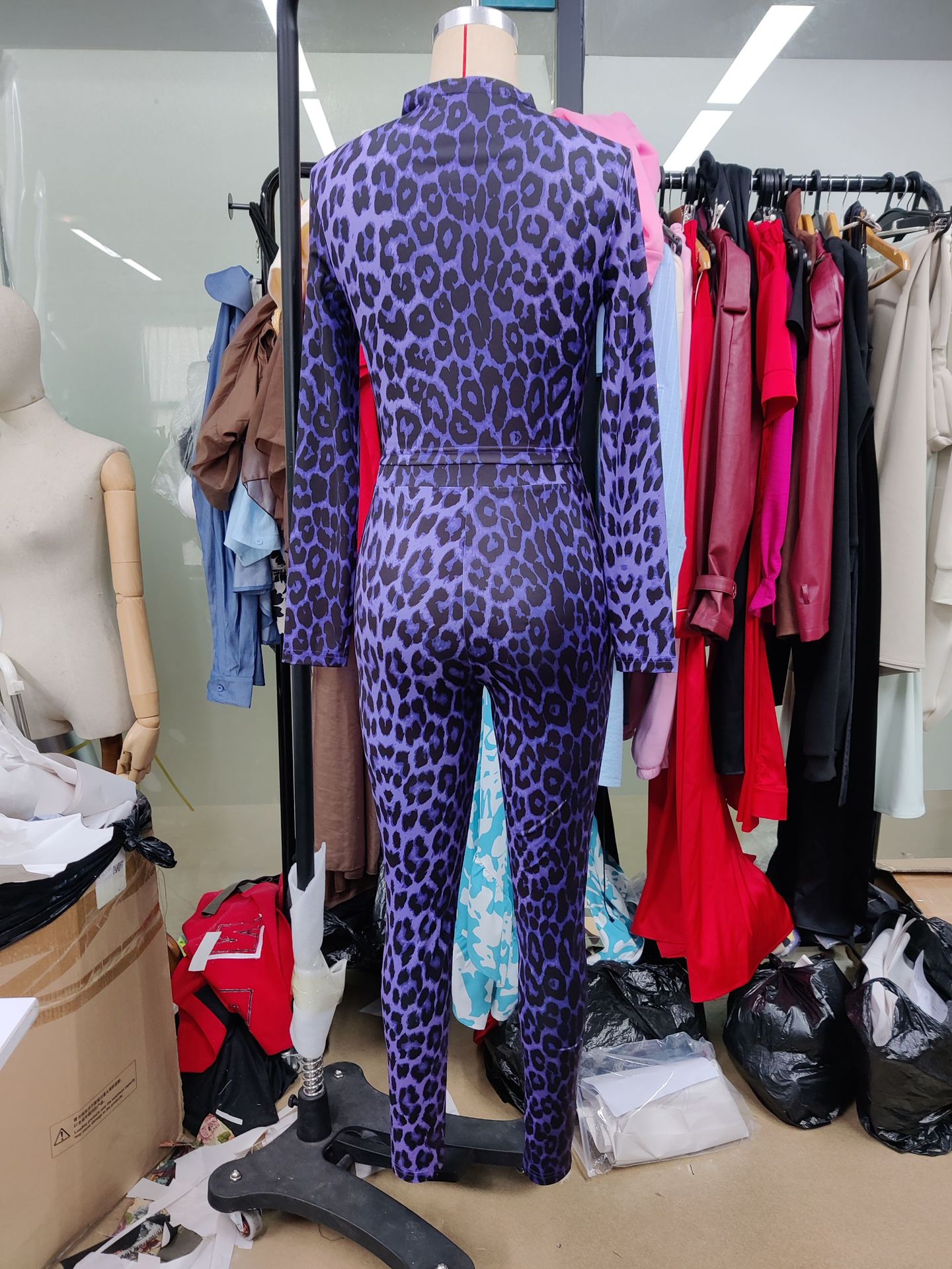 Modisches zweiteiliges Set mit Leopardenmuster für Damen: Langarmshirt und hochgeschnittene Hose – perfekt für Freizeit und Büro._voghion.com