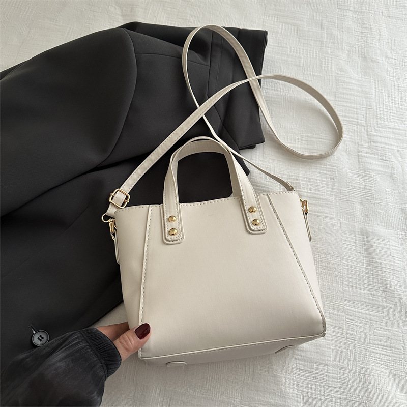 Bolsa de transporte de alta calidad otoño / invierno 2024 nuevo nicho de diseño de bolsas de cubo de agua popular este año bolsas de mano para mujeres