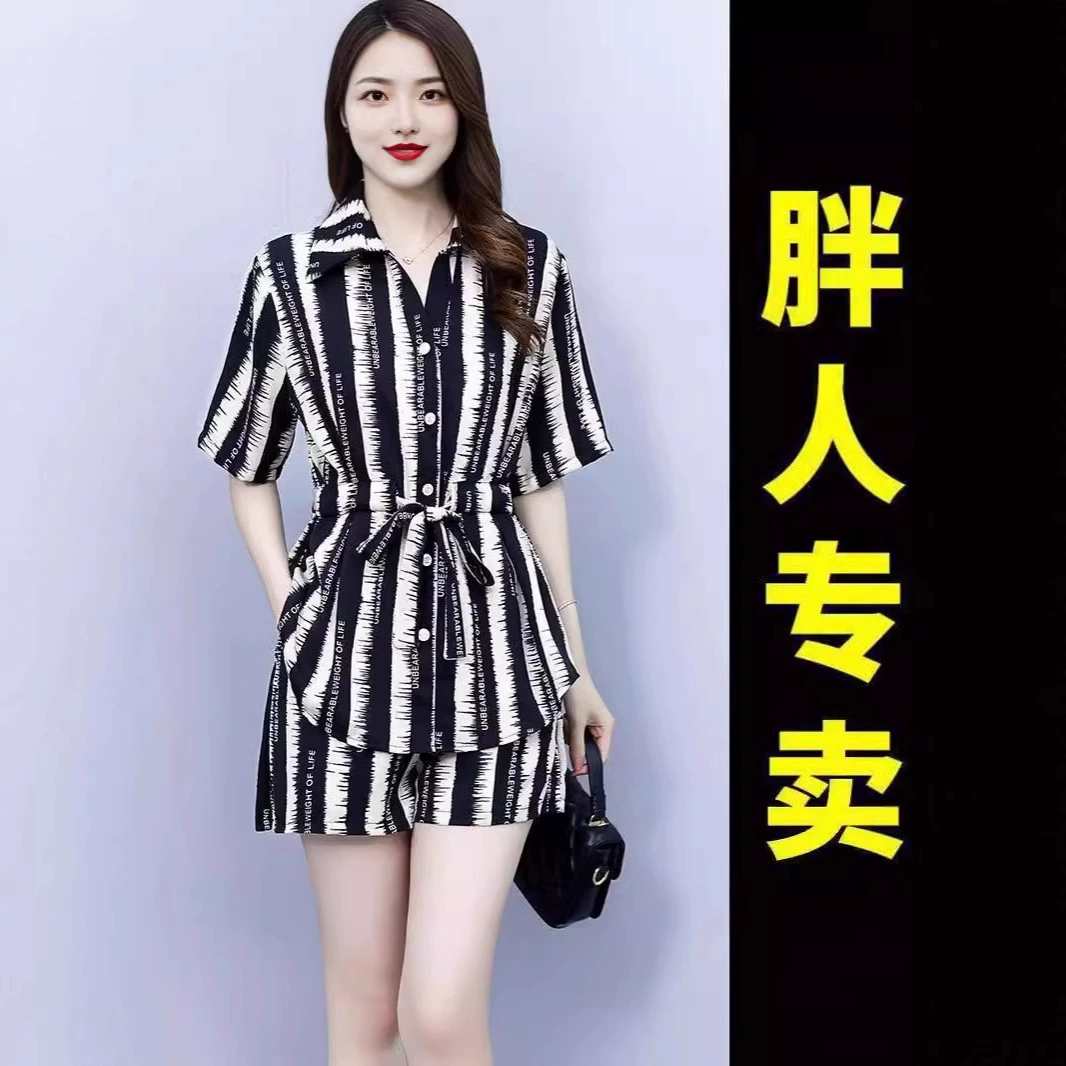 Комплект из рубашки и шорт больших размеров для женщин, стильный летний наряд в полоску для мам, модный и уменьшающий возраст комплект из двух предметов для женщин.