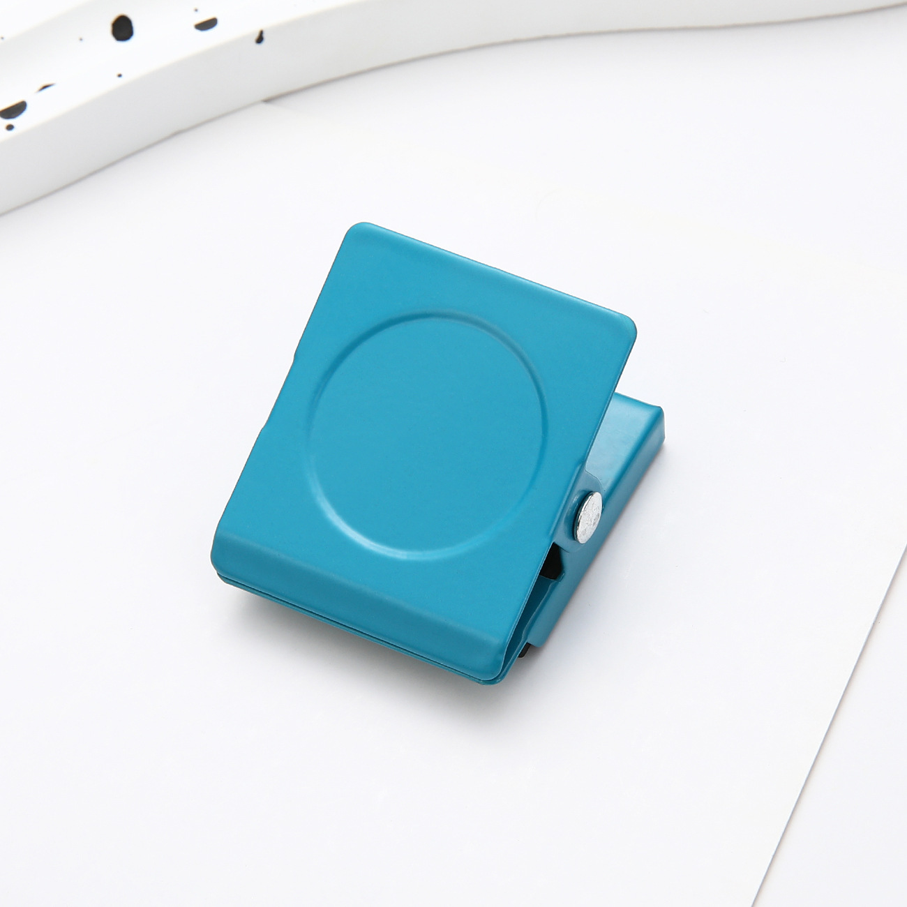 Nuevo clip de absorción magnética transfronteriza refrigerador pegado clip de imán clip de notas de color macarón sistema de metal refrigerador clip de mensajes de cocina