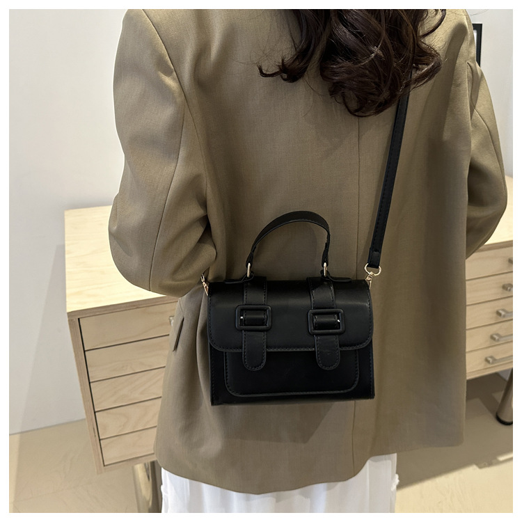 A new 2024 trendy and retro single-shoulder crossbody small square bag for girls, a niche British-style handbag undefined
