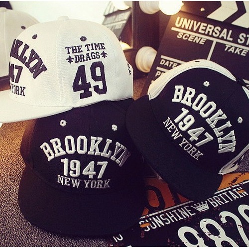Factory Direct Sale Hip-Hop Hats for Trendy Guys, Black and White Street Dance Cap, 1947 Letter Embroidered Duckbill Hat for Boys and Girls