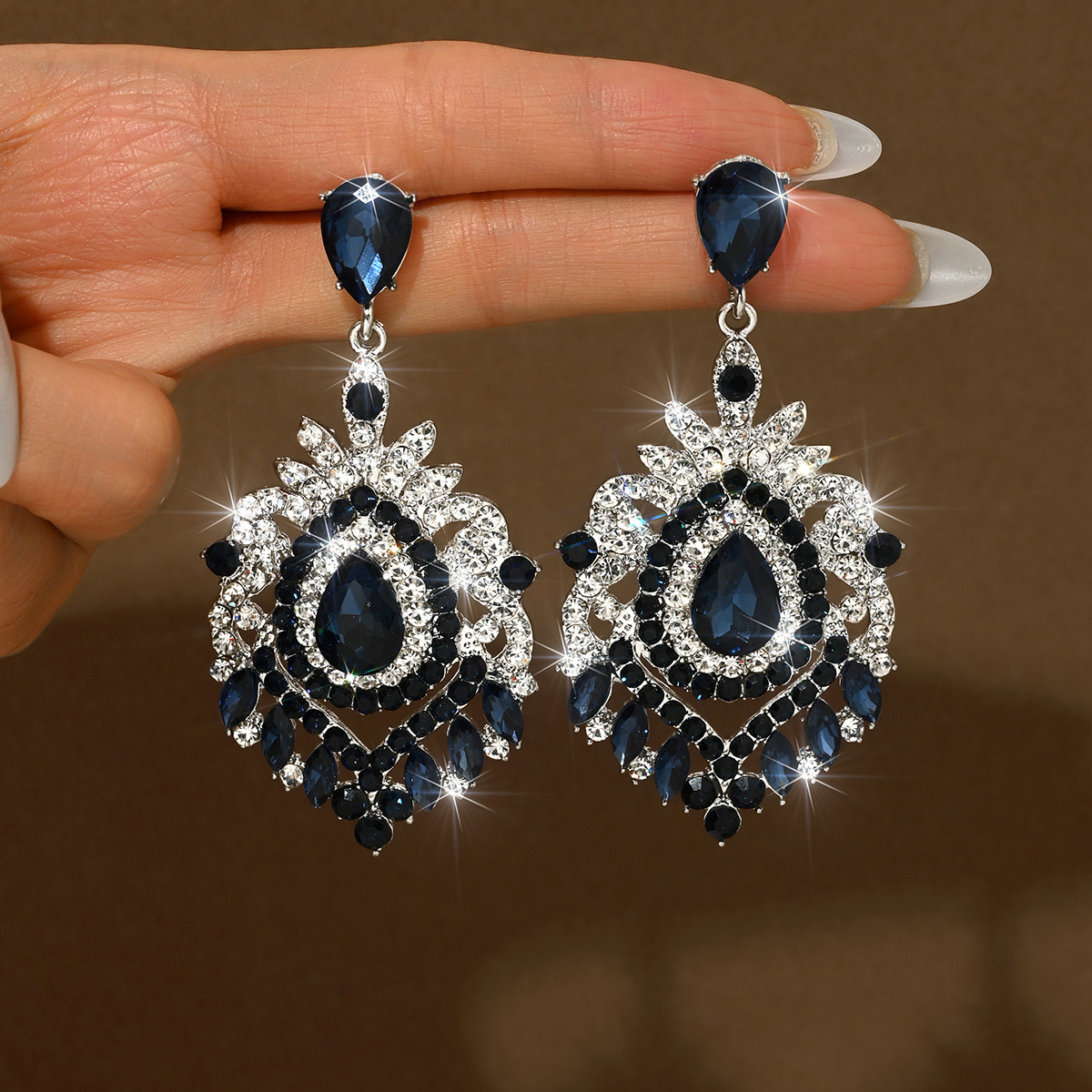 New European and American Style Exaggerated Rhinestone Flower Earrings, Vintage Court-Style Ear Studs, Fashionable and Elegant Earrings with a Unique Design