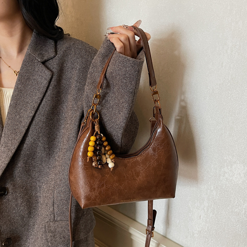 Bolsa de cuero suave retro, bolso de brazo de mujer de estilo extranjero, bolso de hombro de un solo hombro, 2025 nuevo bolso de mano.