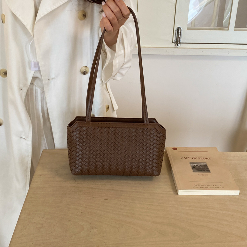Moda fresca y alta capacidad trenzada bolsas axilales de nicho de nicho de diseño bolsas de mano diarias bolsas de viaje versátiles