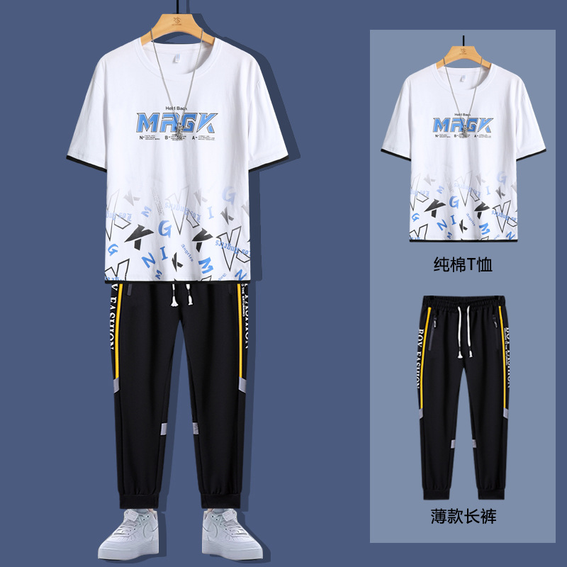 Un conjunto de verano de dos piezas de moda deportiva de algodón de manga corta camiseta de pantalones largos juveniles de moda masculina
