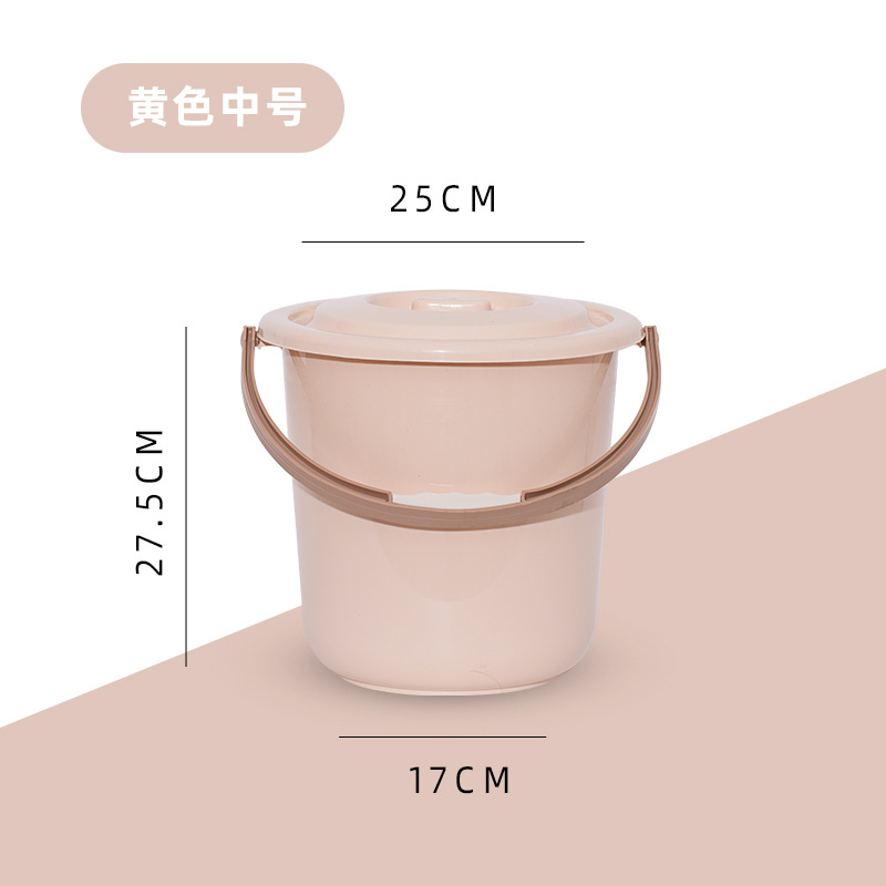 蓋付きの厚い家庭用大型プラスチックは、家庭用の手提げバケツの家庭用バケツを持っている学校の寮の学生がバケツを持っている
