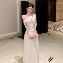 设计感露肩无袖连衣裙女夏季米白色法式裙子纯欲修身收腰a字长裙