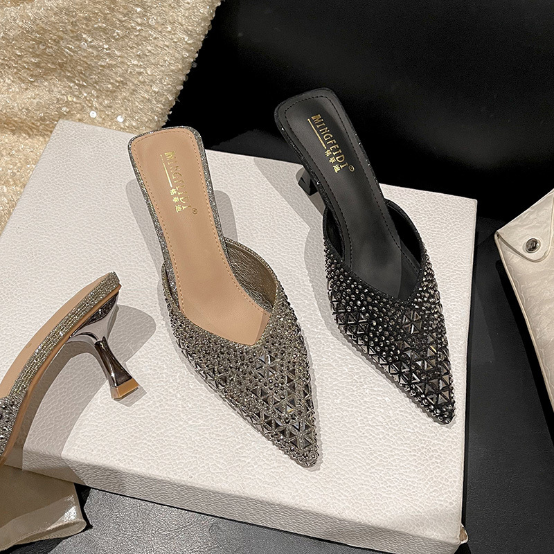 2026 nueva red de verano de diamante tacones delgados zapatillas frías de tacones altos para mujeres punta de cabeza de bolsillo universal mitad zapatillas para usar fuera