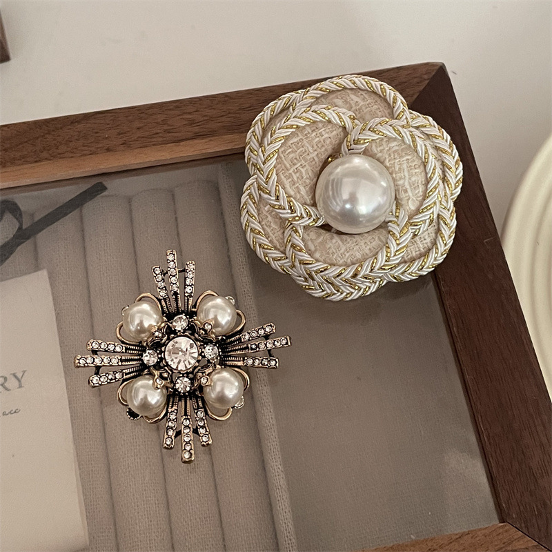 Elegant Flower Imitation Pearl Plating Women's Brooches display picture 2