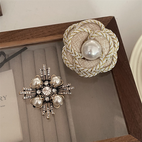 Fashionable medieval brooch pin niche retro camellia pearl corsage light luxury high-end small fragrance brooch for women