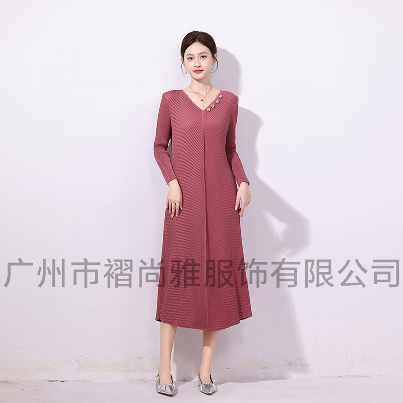 厂家直供2025秋季新款带流苏围巾宽松显瘦时尚气质女装褶皱连衣裙