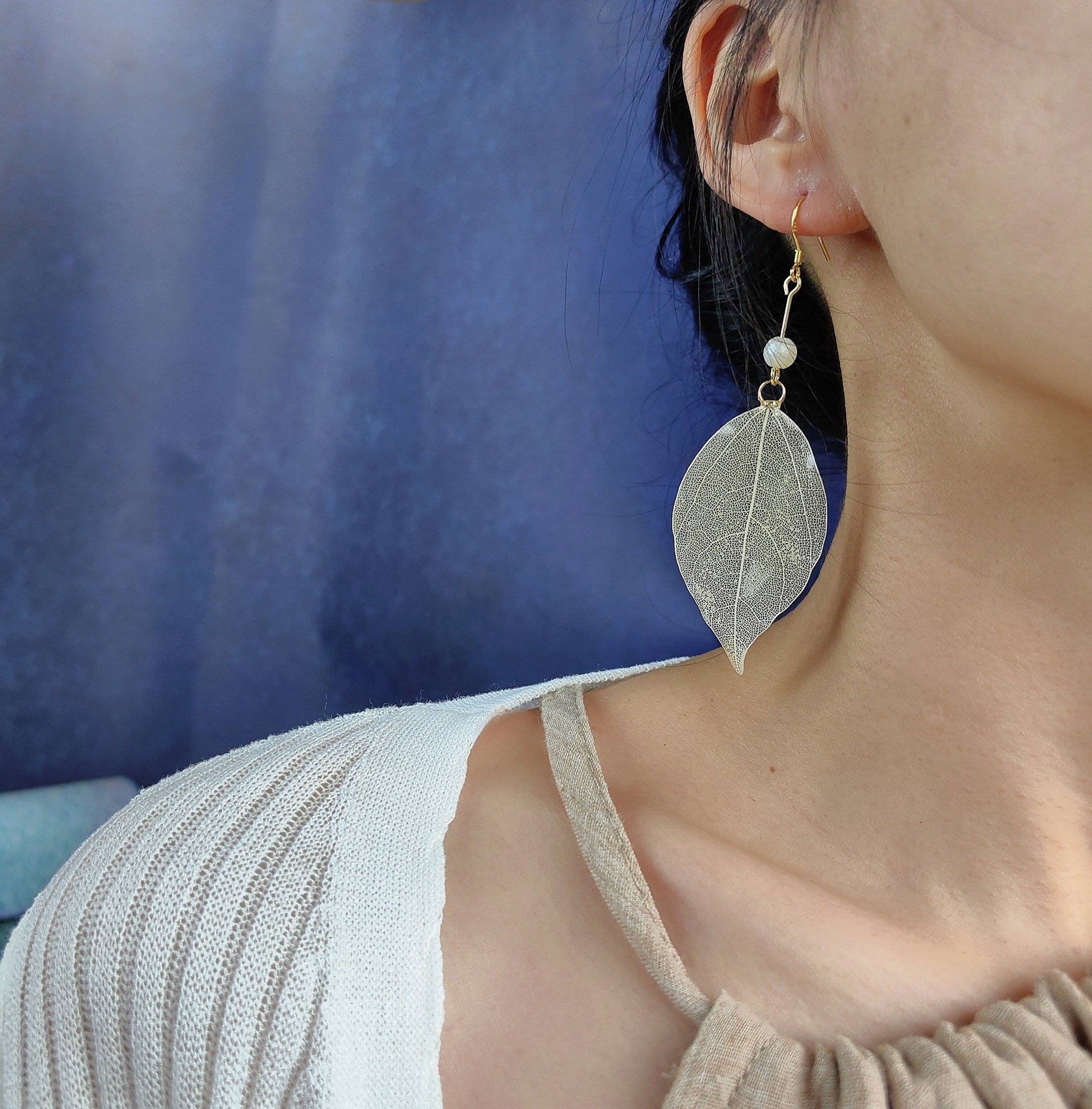 유백색 14k 금으로 채워진 이어한 쌍